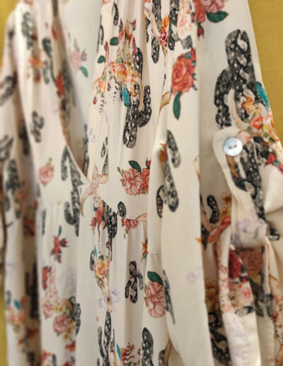robe courte crème et motifs
