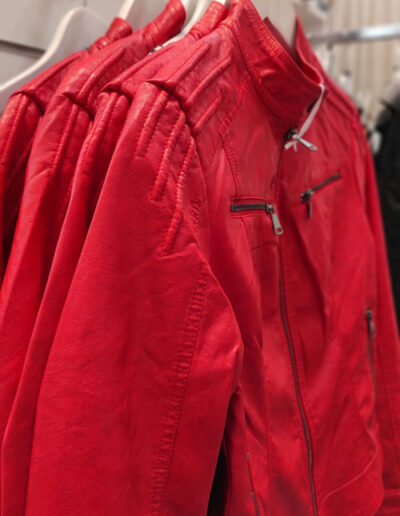 veste en cuir rouge